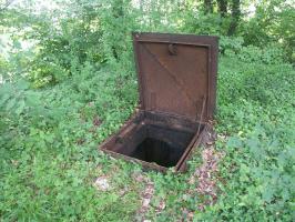 Ligne Maginot - Chambre de coupure L - L'accès en puits avec sa trappe ouverte