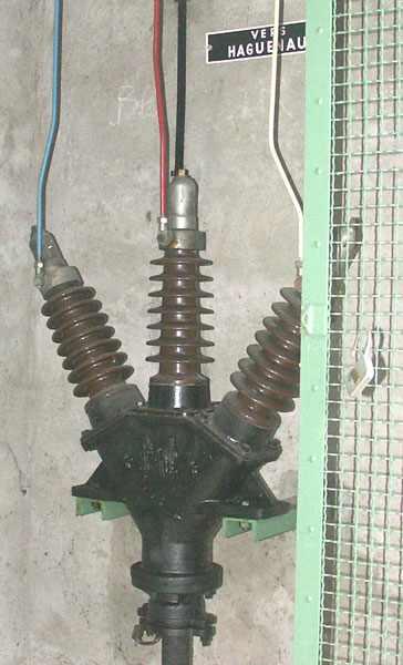 Ligne Maginot - ELEC - RéSEAU ALIMENTATION OUVRAGES DU SFH - (RESEAU - Electricité) - HAGUENAU 1 - Poste de coupure
Tête de cable de l'arrivée HTA venant du poste de Haguenau