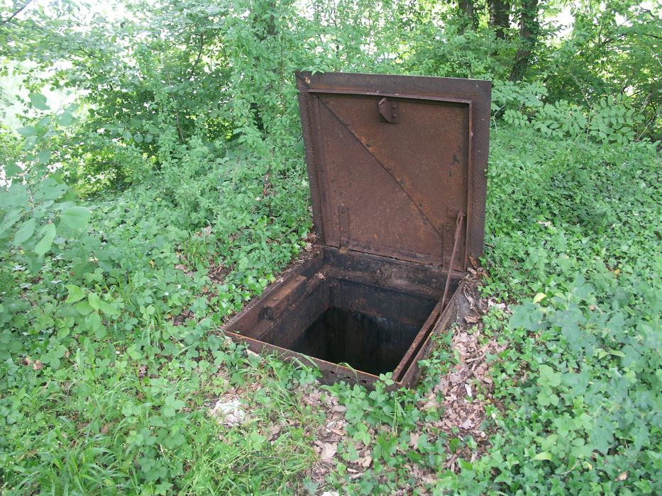 Ligne Maginot - Chambre de coupure L - L'accès en puits avec sa trappe ouverte - LAMBERT Pascal