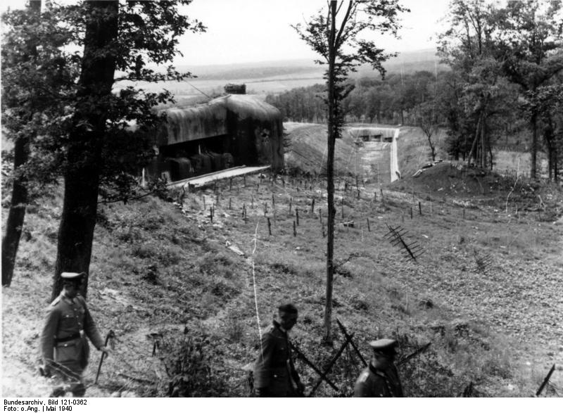Ligne Maginot - HACKENBERG - A19 (Ouvrage d'artillerie) - Vue du fossé antichar en 1940 avec le bloc 24 au premier plan et le bloc 25 au fond. - O. ANG