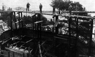 Ligne Maginot - CAP MARTIN - (Ouvrage d'artillerie) - Construction du bloc 3
Mise en place des coffrages avant la coulée du bloc, les voies de 60 pour l'amenée du béton sont en place