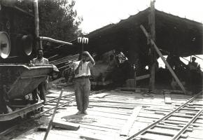 Ligne Maginot - ROQUEBRUNE - CORNILLAT - (Ouvrage d'artillerie) - Construction de l'ouvrage
Vue de l'étage supérieur de la centrale à béton, étage par ou les produits étaient introduits dans les béton neuses.
La machine au premier plan à gauche est selon toute vraisemblance l'un des concasseurs utilisés pour produire le gravier.