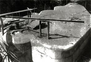 Ligne Maginot - ROQUEBRUNE - CORNILLAT - (Ouvrage d'artillerie) - Le bloc 3 brut de décoffrage, les réservations prévues pour les cloches attendent leurs cuirassements qui seront posés par la suite.