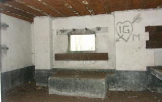 Ligne Maginot - Vue intérieure - Le créneau pour canon AC 25
Notre  les supports du ventilateur sur la gauche de la photo