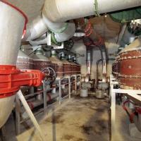 Ligne Maginot - SAINTE AGNES (SAG) - EO9 - (Ouvrage d'artillerie) - La salle de neutralisation principale de l'ouvrage et ses batteries de filtres à air, tuyaux vert : air gazé, tuyaux rouges : air pur.
