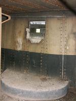 Ligne Maginot - BIESENBERG 3 - (Blockhaus pour arme infanterie) - L'un des créneaux pour Fusil Mitrailleur
Noter le marchepied bétonné lié à la hauteur du créneau par rapport au sol