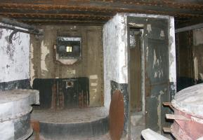 Ligne Maginot - BIESENBERG 3 - (Blockhaus pour arme infanterie) - Le second créneau pour fusil mitrailleur
Noter le marchepied bétonné lié à la hauteur du créneau par rapport au sol