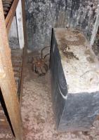 Ligne Maginot - BIESENBERG 3 - (Blockhaus pour arme infanterie) - Le puit foré dans la dalle et le massif bétonné pour la pompe à eau manuelle