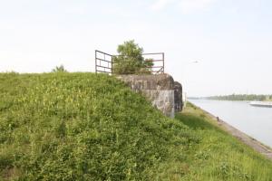 Ligne Maginot - PORT du RHIN Sud 18 ( Blockhaus pour arme infanterie ) - La chambre de tir coté Sud remblayée