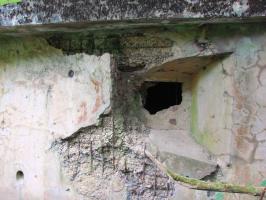 Ligne Maginot - VECKRING - X21 - (Abri) - Coffre Sud.
Un des créneaux FM arraché.