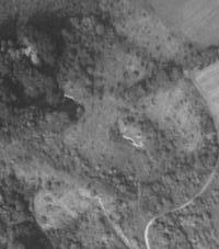 Ligne Maginot - HUMMERSBERG - X20 - (Abri) - Vue aérienne de l'abri
Prise de vue datant de 1966.
On distingue bien le puits d'entrée Nord (à droite) et le puits d'entrée Sud (à gauche).