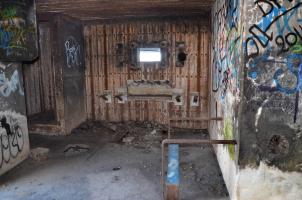 Ligne Maginot - 85 - HASELBERG - (Casemate d'infanterie - double) - Chambre de tir pour mitrailleuse. Mitrailleuse dirigée ver l'Est sur la casemate 84  Chemin Creux. Il manque le support béton et les deux tablettes  .