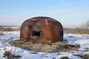 Ligne Maginot - 85 - HASELBERG - (Casemate d'infanterie - double) - Cloche GFM, avec quatre ouvertures. A droite vers l'est et le sud-est direction 84 Chemin Creux, à gauche vers l'ouest et le sud-ouest vers 86 Aschenbach.