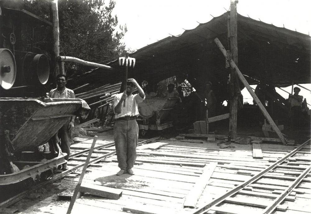 Ligne Maginot - ROQUEBRUNE - CORNILLAT - (Ouvrage d'artillerie) - Construction de l'ouvrage
Vue de l'étage supérieur de la centrale à béton, étage par ou les produits étaient introduits dans les béton neuses.
La machine au premier plan à gauche est selon toute vraisemblance l'un des concasseurs utilisés pour produire le gravier.