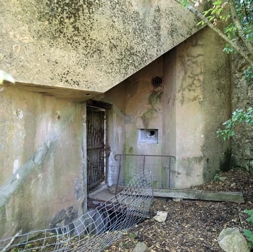 Ligne Maginot - MONT AGEL EST - BLOC 8 - (Observatoire d'artillerie) - Bloc d'infanterie et d'observation 8
Porte d'entrée sous visière flanquée d'un créneau FM précédée d'un fossé-diamant. - Région PACA - Inventaire général - Marc HELLER