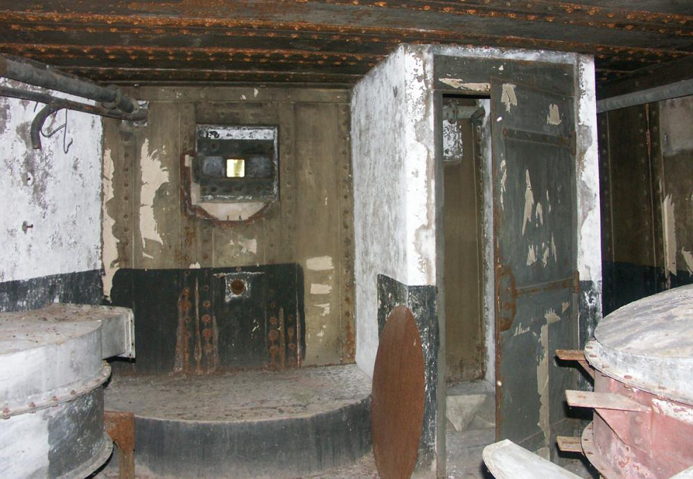 Ligne Maginot - BIESENBERG 3 - (Blockhaus pour arme infanterie) - Le second créneau pour fusil mitrailleur
Noter le marchepied bétonné lié à la hauteur du créneau par rapport au sol