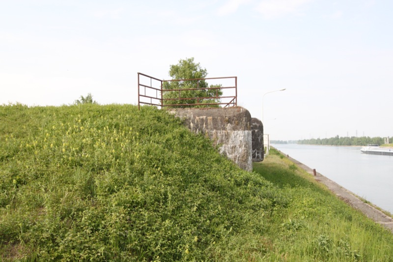 Ligne Maginot - PORT du RHIN Sud 18 ( Blockhaus pour arme infanterie ) - La chambre de tir coté Sud remblayée