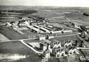 Ligne Maginot - Vue aérienne camp et cité d'Hettange - Vue du camp prise dans les années 30 avant l'achévement de la cité cadre figurant au premier plan.
Le camp figure au second plan
Au dernier plan le bâtiment isolé est le bâtiment reservé aux sous-officiers célibataires