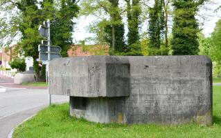 Ligne Maginot - Blockhaus du Kreuzrhein - Vue coté avant
L'abri de Drusenheim est visible à l'arrière plan