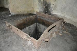 Ligne Maginot - N3 - (Chambre de coupure - Avec central) - Détail de l'encadrement de la trappe; le coté ou était installée la boite de raccordement des lignes de campagne
