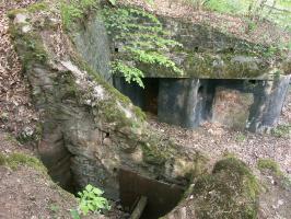 Ligne Maginot - ERLENMOOS Ouest (Avant Poste) (Blockhaus pour canon) - Noter l'étai du mur de soutenement.