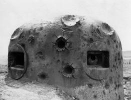 Ligne Maginot - LA FERTE - (Ouvrage d'infanterie) - Bloc 2 
Impacts de 88mm FLAK sur la cloche GFM n°8