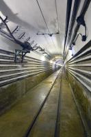 Ligne Maginot - SCHOENENBOURG - (Ouvrage d'artillerie) - Galerie vers les blocs avant à la hauteur de l'arrivée électrique moyenne tension enterrée (gros câble courant sur la gauche de la galerie)