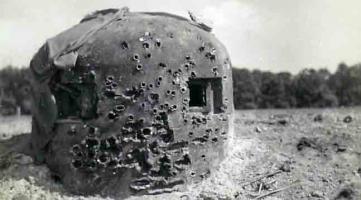 Ligne Maginot - CLAIRIERE - (Blockhaus pour arme infanterie) - La cloche GFM
Les traces des tirs des 20mm Flak et 37mm Pak