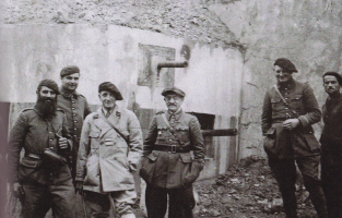Ligne Maginot - MONTGENEVRE (BARRAGE RAPIDE) - (Blockhaus pour arme infanterie) - Félicitations de l'équipage par les Lt Brasset (Gouverneur militaire de Briançon)et Maury (Chef de corps du154° RAP) pour leur résistance face aux Italiens.
L'AC Gertain (2éme sur la droite) et une partie de l'équipage sont visibles sur le cliché.
Noter le faux canon fiché dans un créneau peint sur la façade.