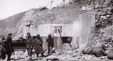 Ligne Maginot - MONTGENEVRE (BARRAGE RAPIDE) - (Blockhaus pour arme infanterie) - Le barrage après les hostilités, avec une partie de son équipage.