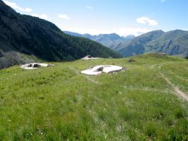 Ligne Maginot - PLATE LOMBARDE - (Ouvrage d'infanterie) - Les blocs 2 et 3 au premier plan et le bloc 4 (observatoire) ainsi que le bloc cheminée à l'arrière plan