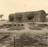 Ligne Maginot - CEZF-14 - FRANCALTROFF EST - (Blockhaus lourd type STG / STG-FCR - Double) - Vue en 1940
Avec au premier plan les tombes de soldats allemands, transférées ensuite au cimetière de Niederbronn les Bains