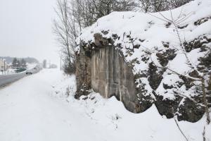Ligne Maginot - CB295 - OBERRULEN - (Blockhaus pour canon) - Il est situé à environ 500 mètres de la sortie de la ville d'Hettange-Grande. En arrière plan à gauche se situe l'abri du Stressling, non visible sur la photo en raison des conditions météorologiques, 