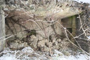 Ligne Maginot - CB295 - OBERRULEN - (Blockhaus pour canon) - Une chambre de tir constituée de trois créneaux pour fusil mitrailleur. Il en subsiste 3, un n'est pas visible sur la photo.