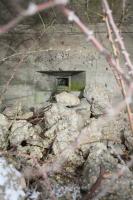 Ligne Maginot - CB295 - OBERRULEN - (Blockhaus pour canon) - Un des créneaux de tir. Orienté vers le nord est (couvrant la route menant à Soetrich) , il en existe deux autres : un orienté vers le nord et un orienté sud-est ( en direction d'Hettange-Grande).