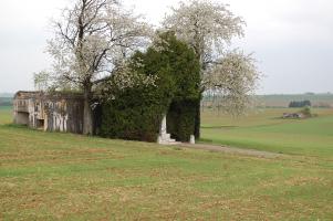 Ligne Maginot - MB51 - (Blockhaus lourd type STG / STG-FCR - Simple) - Ce blockhaus est situé en bord de route. 
Un monument dédié au 132° R.I.F. a été érigé près de cet ouvrage