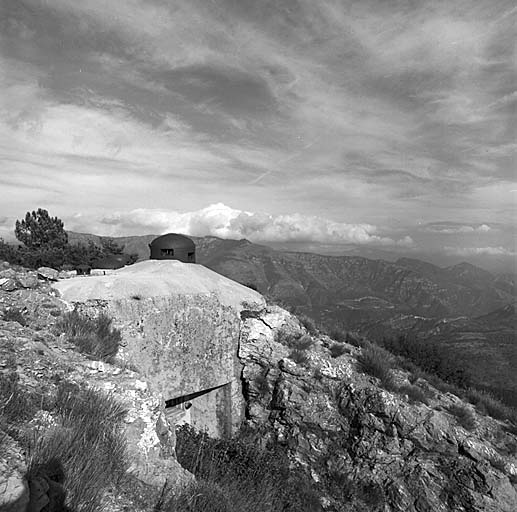 Ligne Maginot - MONTE GROSSO (MG) - E02 - (Ouvrage d'artillerie) - Bloc 7
Vue d'enfilade prise de la droite.