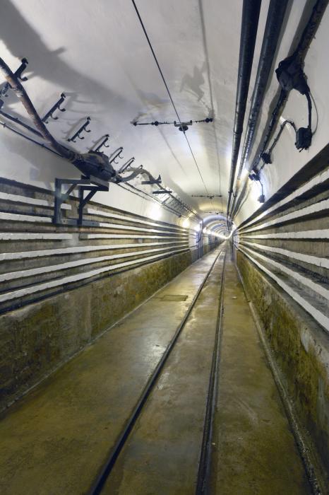 Ligne Maginot - SCHOENENBOURG - (Ouvrage d'artillerie) - Galerie vers les blocs avant à la hauteur de l'arrivée électrique moyenne tension enterrée (gros câble courant sur la gauche de la galerie)