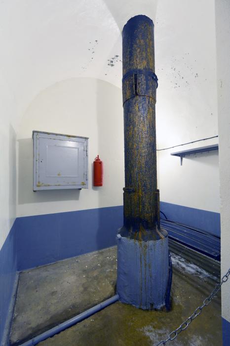 Ligne Maginot - SCHOENENBOURG - (Ouvrage d'artillerie) - Entrée de câbles téléphoniques
Les câbles téléphoniques pénétraient dans l'ouvrage par deux forages depuis la surface. Ces forages débouchent au niveau de locaux contiguës à la galerie principale.