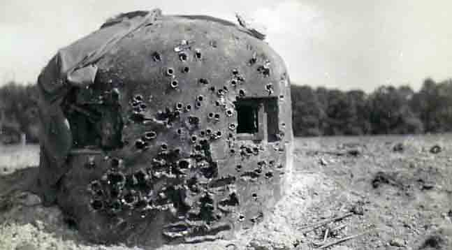 Ligne Maginot - CLAIRIERE - (Blockhaus pour arme infanterie) - La cloche GFM
Les traces des tirs des 20mm Flak et 37mm Pak - Inconnu