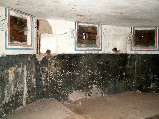 Ligne Maginot - LIEDERSCHIEDT - MAISON FORTE - (Poste GRM - Maison Forte) - Vue intérieure des créneaux
les créneaux sont tous numérotés. Noter l'angle que forme le créneau n° 3 destiné à couvrir la contre-pente. 
Le créneau n° 5 est incliné en sens inverse