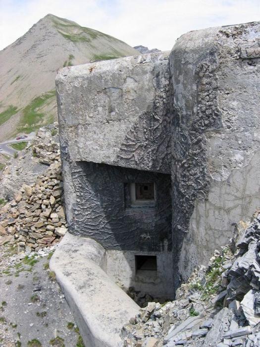 Ligne Maginot - GRANGES COMMUNES - (Ouvrage d'infanterie) - Bloc 2
Façade du bloc avec son fossé diamant.