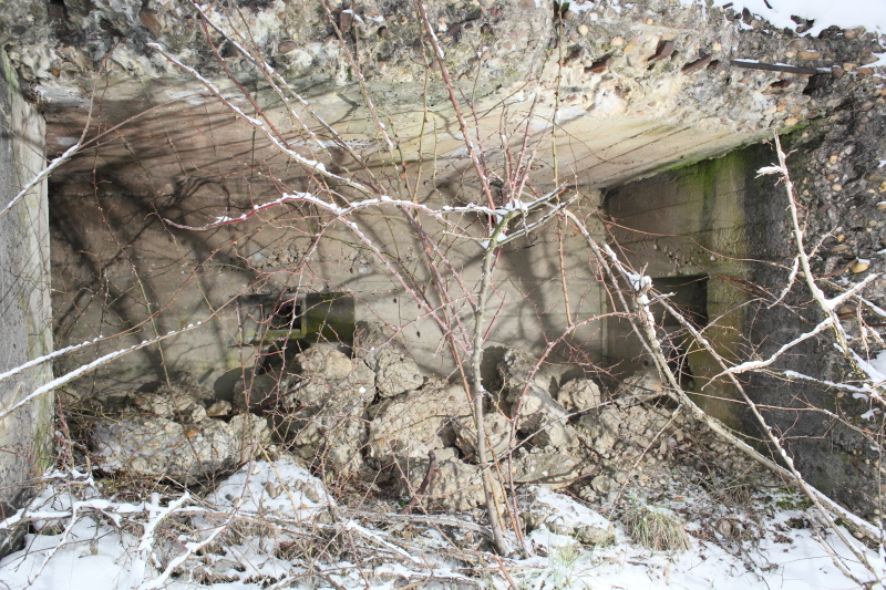 Ligne Maginot - CB295 - OBERRULEN - (Blockhaus pour canon) - Une chambre de tir constituée de trois créneaux pour fusil mitrailleur. Il en subsiste 3, un n'est pas visible sur la photo.