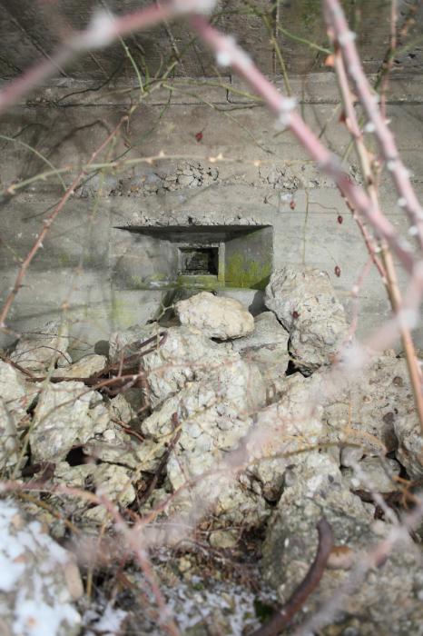 Ligne Maginot - CB295 - OBERRULEN - (Blockhaus pour canon) - Un des créneaux de tir. Orienté vers le nord est (couvrant la route menant à Soetrich) , il en existe deux autres : un orienté vers le nord et un orienté sud-est ( en direction d'Hettange-Grande).
