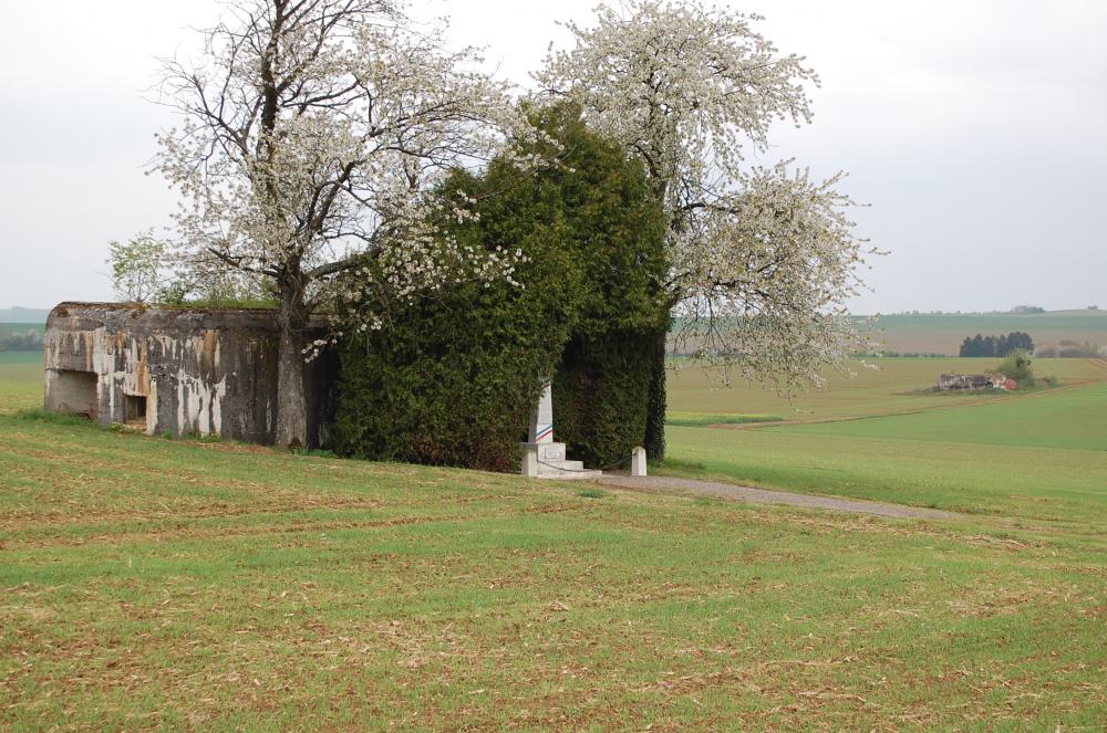 Ligne Maginot - MB51 - (Blockhaus lourd type STG / STG-FCR - Simple) - Ce blockhaus est situé en bord de route. 
Un monument dédié au 132° R.I.F. a été érigé près de cet ouvrage