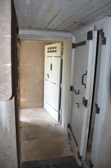Ligne Maginot - 112 - BETTLACH SUD - (Casemate d'infanterie - Double) - Couloir entrée des hommes
Au premier plan la porte des latrines et au second la porte blindée d'entrée