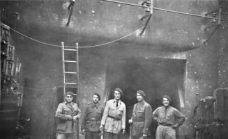 Ligne Maginot - CAP MARTIN - (Ouvrage d'artillerie) - Equipage d'ouvrage N°15, le 25 juin 1940, à l'entrée du fort; un officier du Génie, le Lt de Menfuille, le Lt Corbedanne et le MdL Ratto.