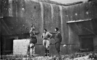 Ligne Maginot - CAP MARTIN - (Ouvrage d'artillerie) - Bloc de flanquement N°3 après la bataille de Menton, armé de deux canons de 75 Mle 29; Lt Corbedanne commandant le bloc 3, le MdL Ratto et Rainero.
Noter le rajout bétonné limitant l'angle de tir du canon de 75