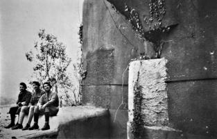 Ligne Maginot - CAP MARTIN - (Ouvrage d'artillerie) - Bloc de flanquement N°3  le 25 juin 1940. Sur la photo : MdL Rainero, Lt Corbedanne et MdL Ratto.
Noter le rajout bétonné limitant l'angle de tir du canon de 75