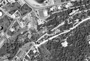 Ligne Maginot - CAP MARTIN - (Ouvrage d'artillerie) - Photographie aérienne 1954
Les 3 blocs de l'ouvrage sont nettement visibles sur cette photo ou Roquebrunne Cap-Martin apparait dans une configuration quasi semblable à celle de juillet 1940. Noter les ruines  des bâtiments détruits par l'artillerie italienne sur les avants des blocs 2 et 3.